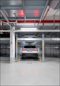 Wöhr Combilift 551 verdichtet Parkraum im Roots Hamburg