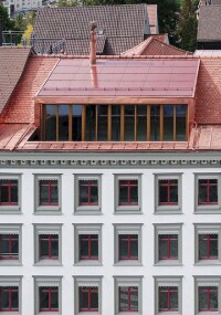 Swisspearl: Faserzementplatten und integrierte PV-Systeme für Dach und Fassade