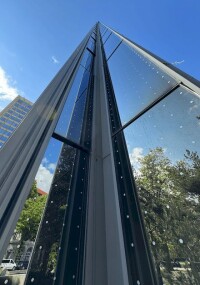 Vogelschutz an der Glasfassade des Axel-Springer-Hochhauses