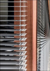 Konvikt der Bündner Kantonsschule: Integrierte Lamellenstoren modernisieren die Fassade