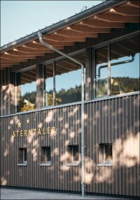 Kindergarten Hofstetten: Holzbau trifft auf automatisierten Sonnenschutz von MHZ