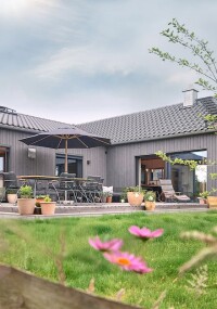 Baufritz Bungalow bringt Atmosphäre alpiner Holzbauten nach Norddeutschland