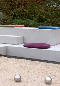 GaLaBau: Trittstufen aus Beton und Vario Lichtschachtabdeckungen