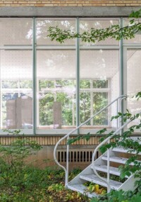 Kunsthaus Glarus rüstet Glasfassaden mit Vogelschutzmarkierungen nach