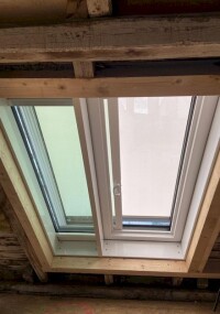 Maßgeschneiderte Pfosten-Riegel-Konstruktion für Dachspitz-Ausbau in München