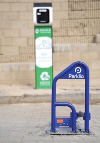 Blömen VuS sichert Ladepunkte mit Parklio-Parkbügeln gegen Fremdparker