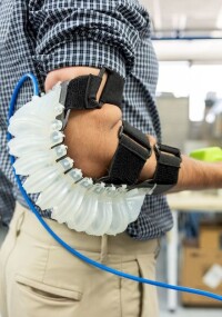 Druckluft-Exoskelett soll Muskelbelastung am Arbeitsplatz reduzieren