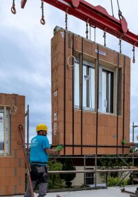 Leipfinger-Bader optimiert Bauprozess mit seriell vorgefertigten Ziegelwänden