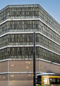 Keramikbaguettes setzen neue Akzente an Parkhausfassaden