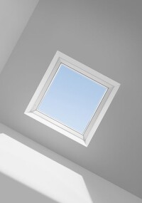 Neues Flachdach-Fenster mit Glas-Oberelement