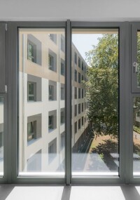 525 neue Fenster für Studierendenwohnheim Golm 2