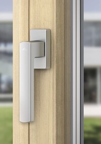 Ergonomisch und kantenbetont: Neue Fenstergrifflinie „Roto Square”
