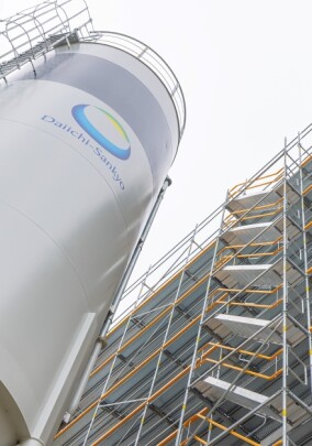 Gerüstbaukasten PERI UP als Schlüsselelement im pharmazeutischen Anlagenbau