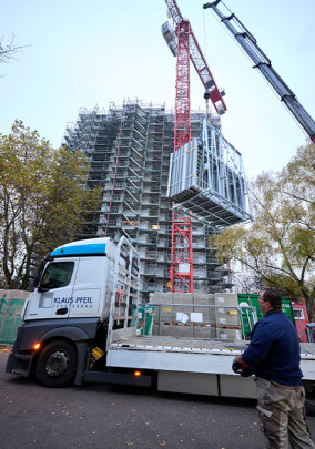 Hochhaustauglich: SFS liefert Befestigungslösung für die Fenster-Vorwandmontage