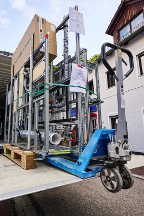 Vorgefertige Vorwandmodule beschleunigen Badausbau in Pflegeeinrichtung in Bad Abbach