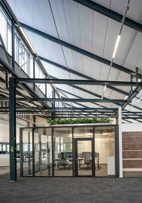 System 2000 transformiert Industriebau zu moderner Bürofläche