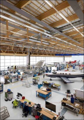 Individuelle Bodenbeschichtungen für Hangar und Nebengebäude in Bouchs