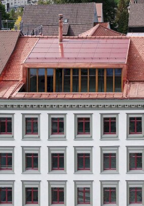 Swisspearl: Faserzementplatten und integrierte PV-Systeme für Dach und Fassade