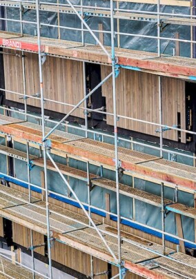 Holzelemente und Steinwolle für Fassadensanierung einer Hamburger Campus-Schule