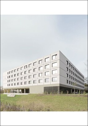 Modulares Studentenwohnheim mit puristischer Faserzementfassade