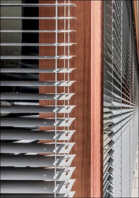 Konvikt der Bündner Kantonsschule: Integrierte Lamellenstoren modernisieren die Fassade