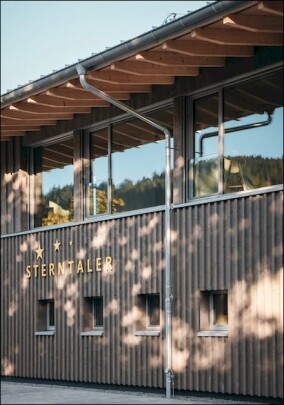 Kindergarten Hofstetten: Holzbau trifft auf automatisierten Sonnenschutz von MHZ