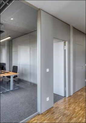 Feco-Systemtrennwände organisieren flexible Bürogrundrisse der RA Consulting GmbH