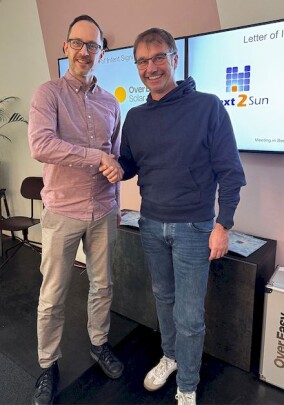 Kooperation zwischen Next2Sun und Over Easy Solar: gebündelte Kräfte für vertikale Photovoltaik