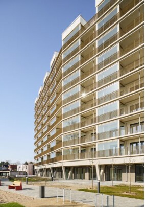 Wohnhochhaus in Lübeck-Moisling: Energetische Sanierung mit modernen Balkonverglasungen