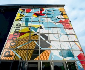Kunst am Bau: Neue Glasfassade der Probonio Arena eingeweiht