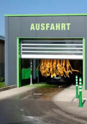Schnelllauftore im Einsatz in hochfrequentierten Waschanlagen
