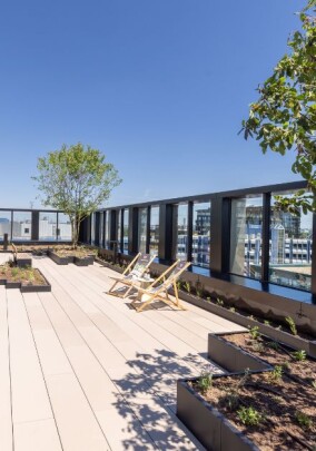 Alu-Rahmensystem trägt großformatige Platten auf Retentionsdach des „Skygarden”
