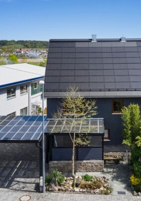 Indach: Komplettsanierung macht Einfamilienhaus zum Energieerzeuger