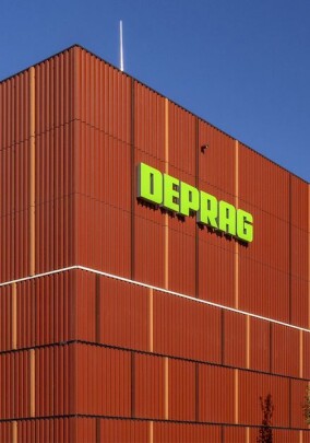 Keramikfassade der Deprag-Logistikhalle in Amberg greift Backsteinarchitektur auf