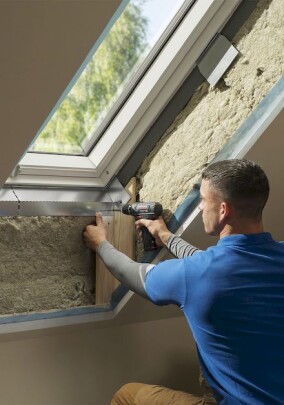 Velux erweitert Dampfsperrschürze BBX um Halterungen für Innenverkleidungen