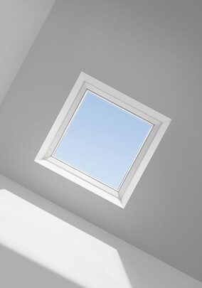 Neues Flachdach-Fenster mit Glas-Oberelement