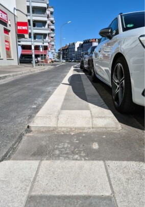 Münchner Flachbordstein: Betonwerk Linden entwickelt klebbares Trennsystem für Radwege