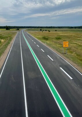 Fahrbahnmarkierungen: Grüne Mittelstreifen für klare Orientierung